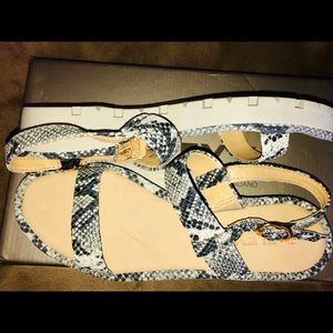 New! The Flexx Women’s Flat Sandal US6